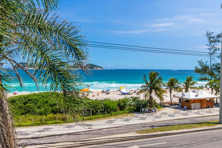 Luxury Beach Front Paradise! Daily Maid Service! gallery image 2