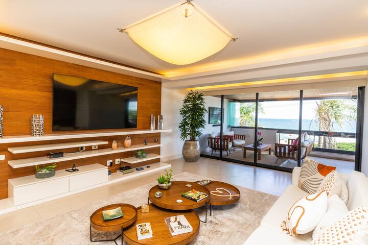 Luxury Beach Front Paradise! Daily Maid Service!