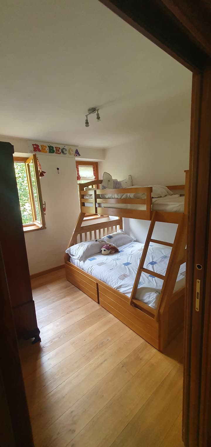 Poschodová posteľ z malej manželskej postele a jednolôžka - jednolôžko sa odporúča pre max. 14 rokov .
Šatník v miestnosti 