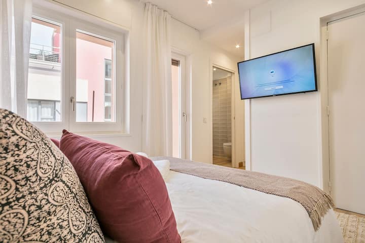 Glavna spavaća soba s vlastitom kupaonicom i vlastitom terasom prema unutarnjoj terasi. Uz Smart TV.