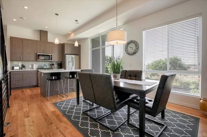 Welcoming Townhome Retread with Rooftop Hot Tub gallery image 4