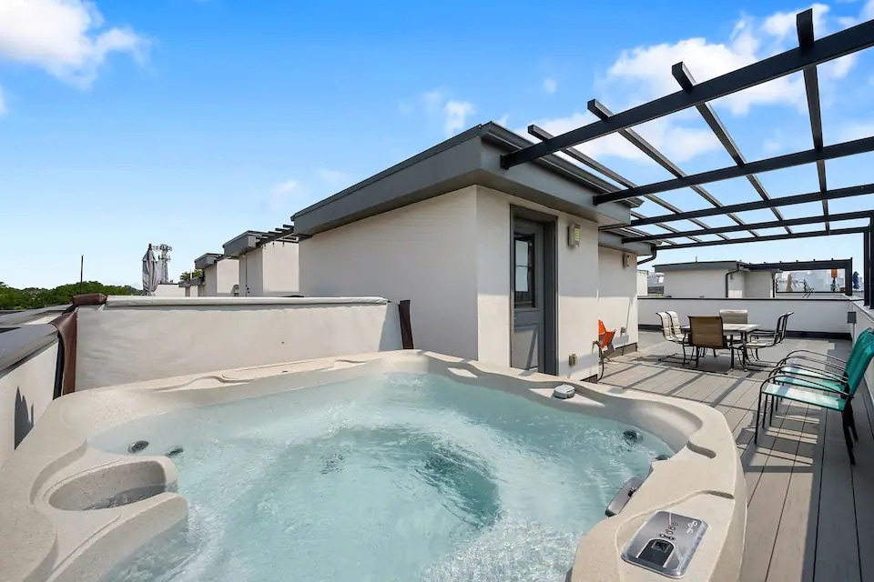 Welcoming Townhome Retread with Rooftop Hot Tub