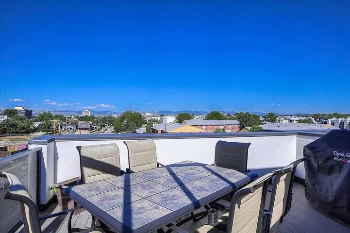 Welcoming Townhome Retread with Rooftop Hot Tub gallery image 2