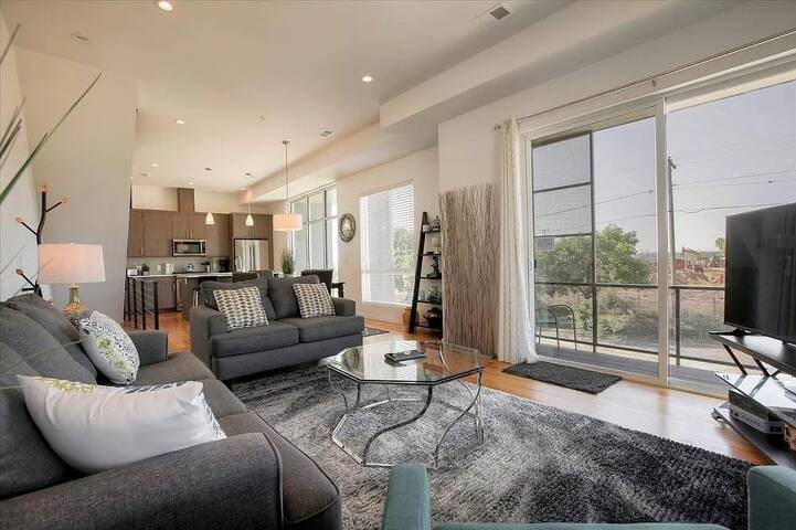 Welcoming Townhome Retread with Rooftop Hot Tub gallery image 3