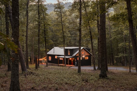 The Hideaway Lakeside Cabin: WiFi + Lake Access