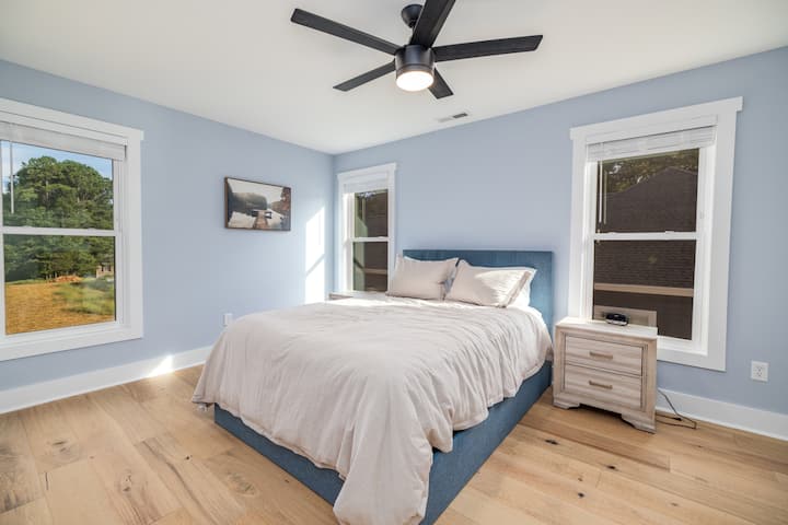 Queen size, 2 nightstands, closet and ceiling fan