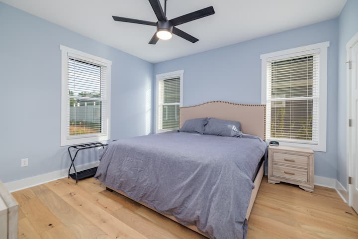 Queen size, 2 nightstands, closet and ceiling fan