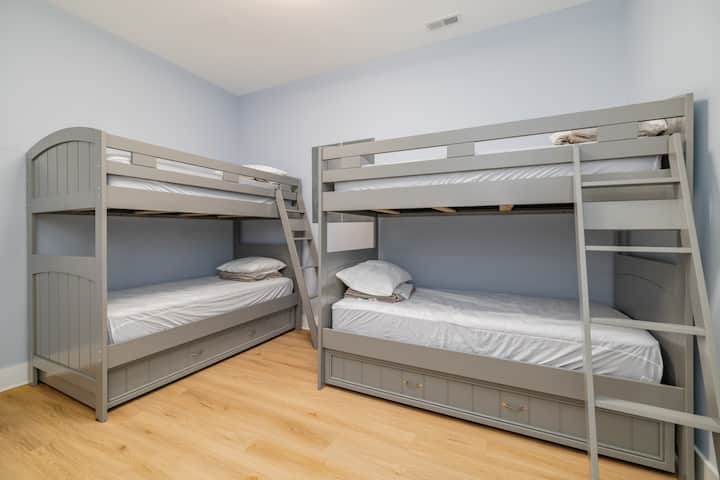 2 sets of bunkbeds, ceiling fan and closet