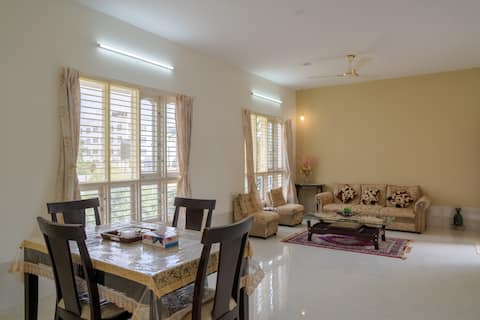 Comfortable City Stay: Cozy and Well Ventilated