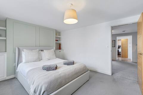 Top Airbnb: Cosy city centre flat w/parking in Exminster