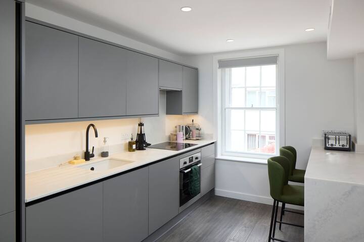 Heart of Soho – New 2 bed/2 bath gallery image 4