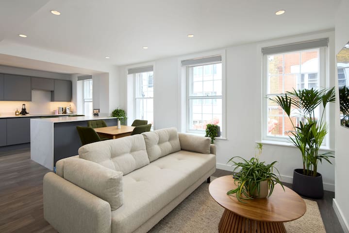 Heart of Soho – New 2 bed/2 bath