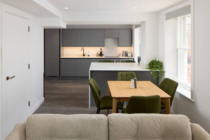 Heart of Soho – New 2 bed/2 bath gallery image 2