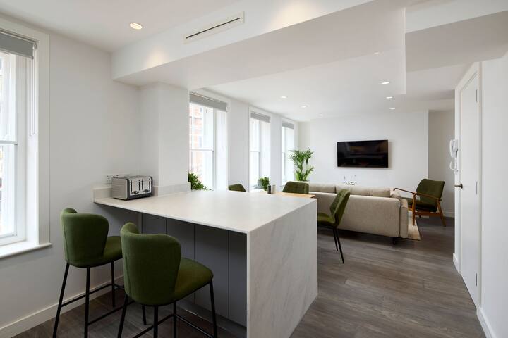 Heart of Soho – New 2 bed/2 bath gallery image 3