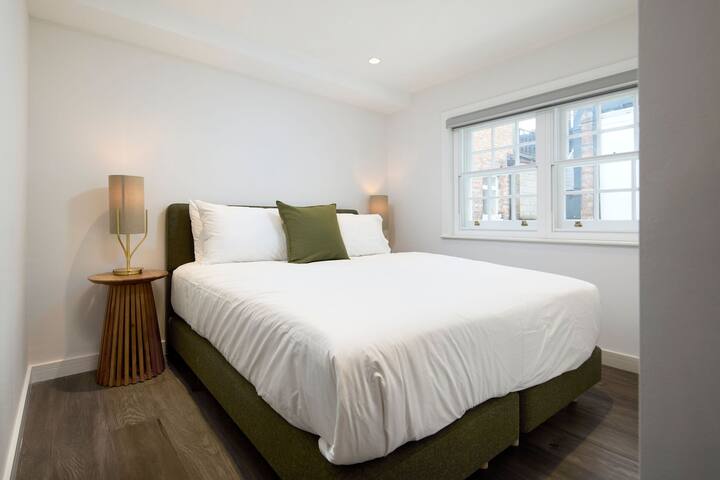 Heart of Soho – New 2 bed/2 bath gallery image 5