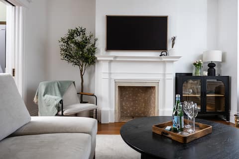 Popular Airbnb listing: The Shannon House - 4Bed/2Bath + Free Parking! in Davenport