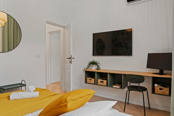 בחדר המואר הזה יש דיואן הניתן להרחבה או למרחב שינה נוסף. עם עיצוב תוסס, אור טבעי ואזור עבודה ייעודי, הוא מושלם גם למנוחה וגם לפרודוקטיביות.