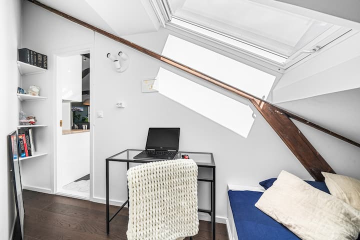 Malá spálňa s priestrannou posteľou s rozlohou 120 cm