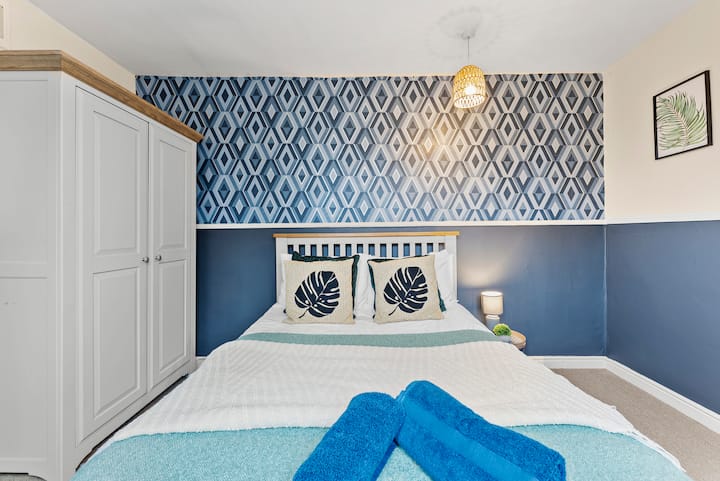 La chambre dispose d'un lit double confortable et d'une armoire spacieuse pour votre confort.
















