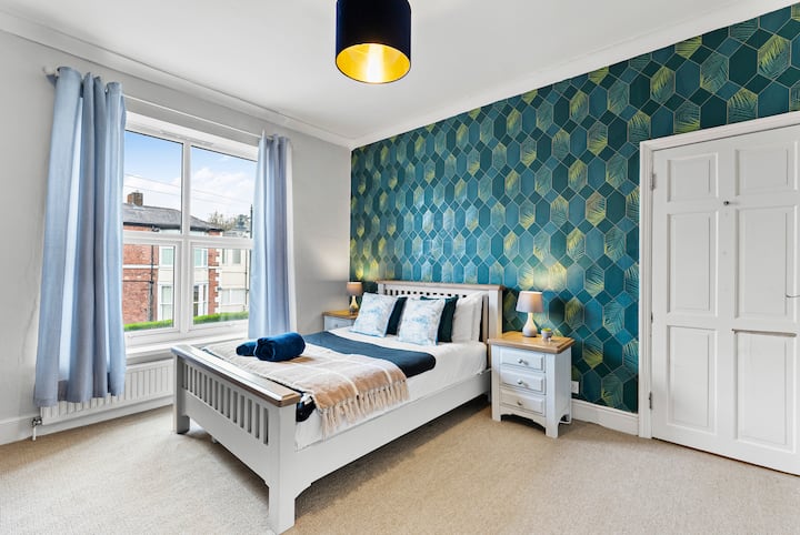 La chambre est équipée d'un lit double confortable, d'un grand espace armoire et d'une décoration élégante pour créer un environnement relaxant.








