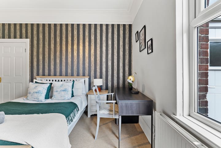 La chambre est équipée d'un lit double confortable, d'un grand espace armoire et d'une décoration élégante pour créer un environnement relaxant.








