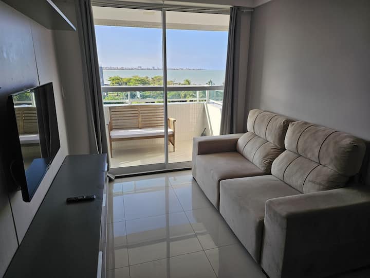 سالا مع أريكة مريحة قابلة للسحب و Smartv Full HD وإطلالة جميلة على البحر.