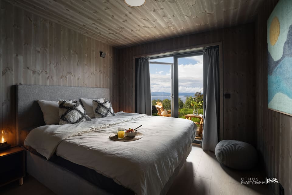 A design lodge above a Norwegian fjord, Vikersund, Buskerud, Norway, photo 7 of 10