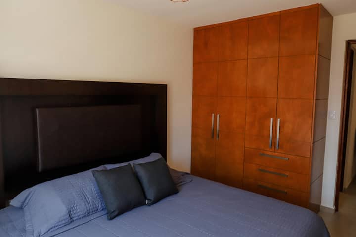 リラックスしてぐっすり眠るために必要なものがすべて揃ったお部屋です。