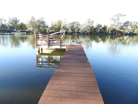 DoraBliss: Waterfront Luxury - Heated Pool + Jetty
