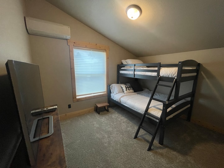 Спалня №3 е на 2 - ри етаж с единично легло над двуетажно легло в цял размер и 55 - инчов смарт LED телевизор.  