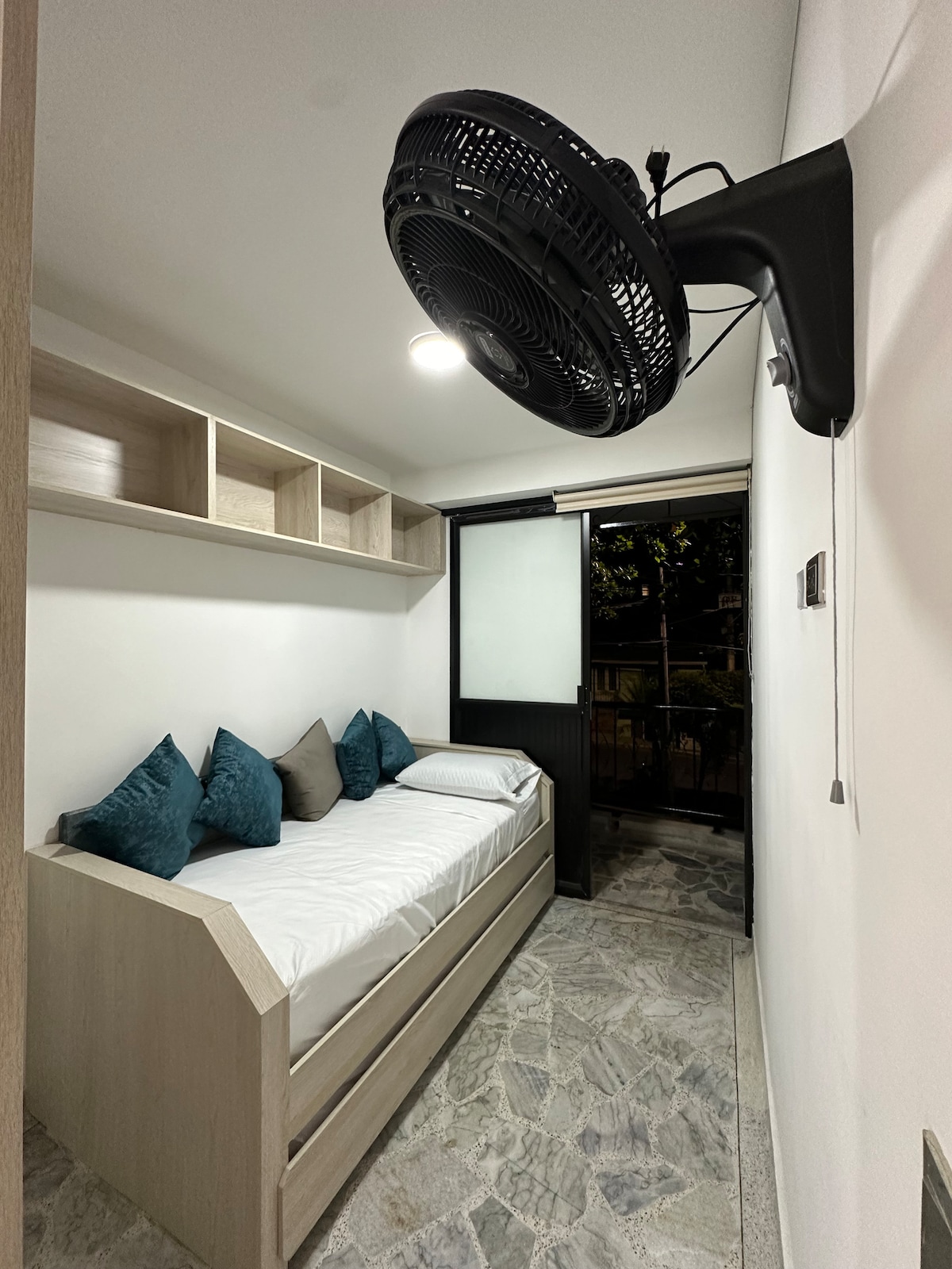 Dhoma e gjumit 2 me ballkon të jashtëm.