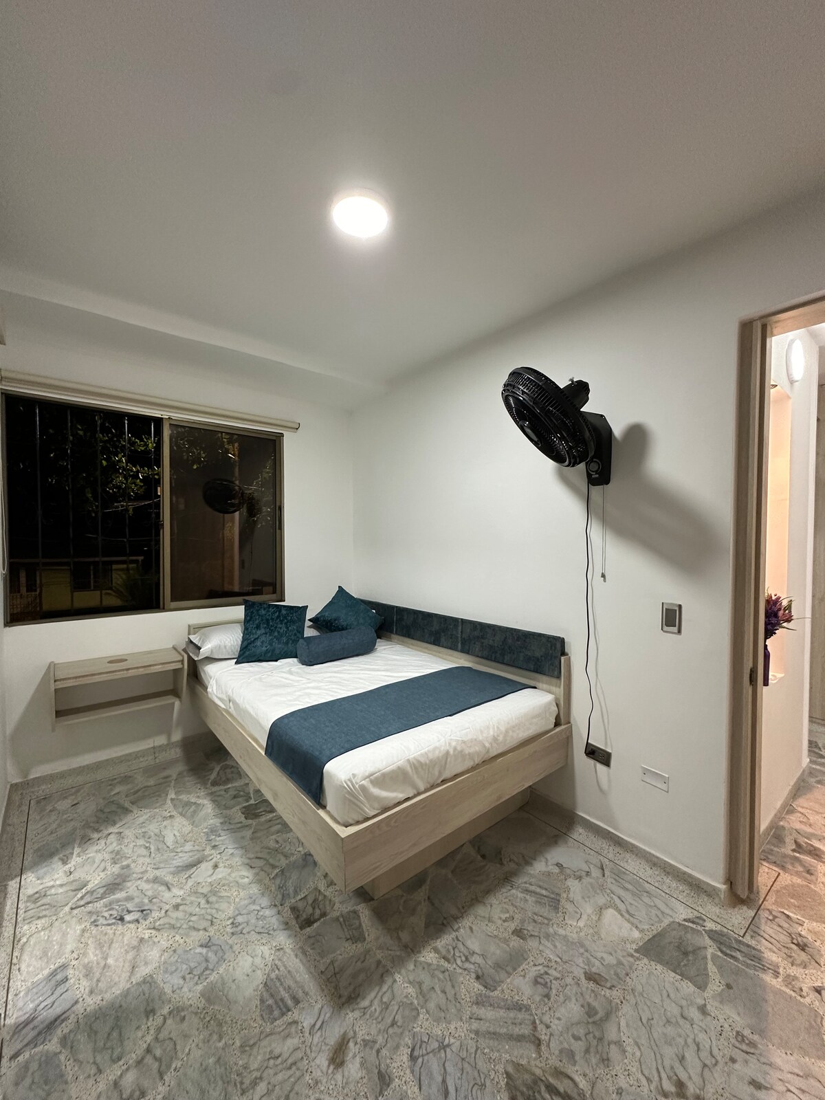 Dhomë gjumi kryesore me krevat banje private 1.20 