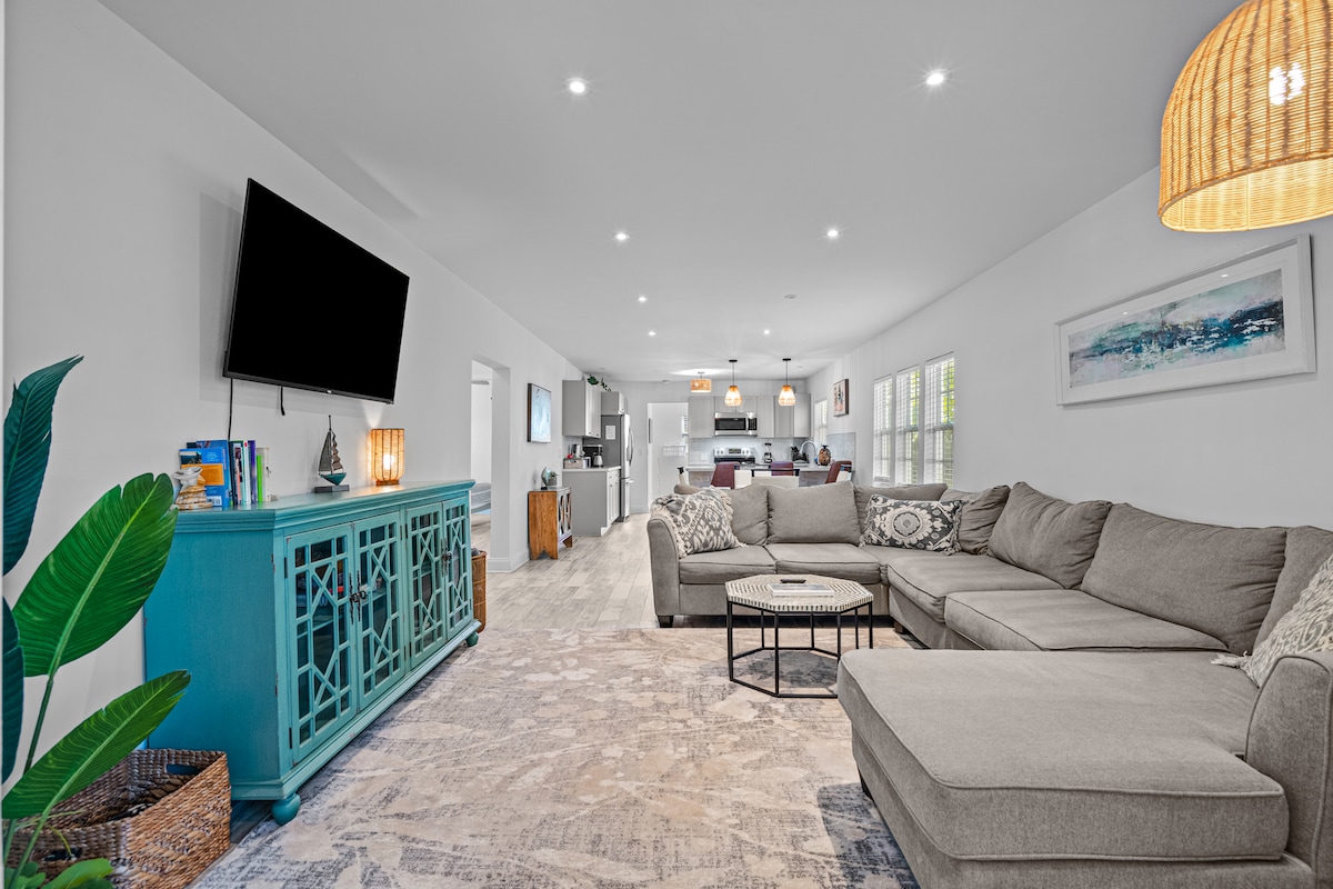 Top performing Airbnb: Parrot Cove Paradise- Modern Hacienda, A+ Location in West Palm Beach / Boca Raton