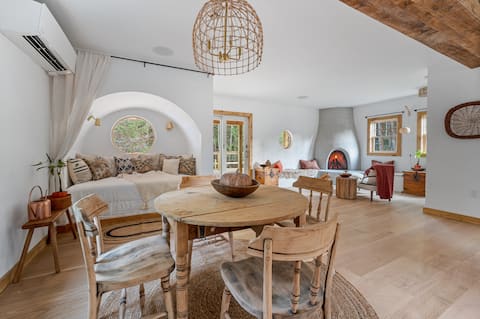 Creekside Couple's Retreat w/Hot tub, Sauna & More