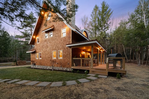 Creekside Couple's Retreat w/Hot tub, Sauna & More