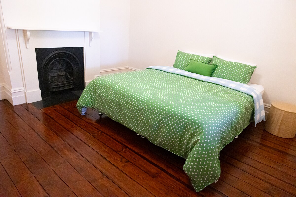 El dormitorio 2 ofrece una lujosa cama tamaño king, que proporciona mucho espacio para una noche de sueño reparador. 