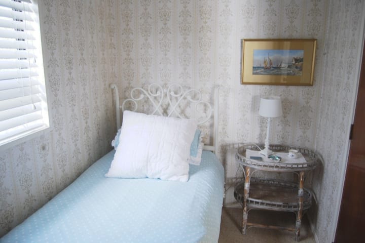 tercer dormitorio, cama individual.