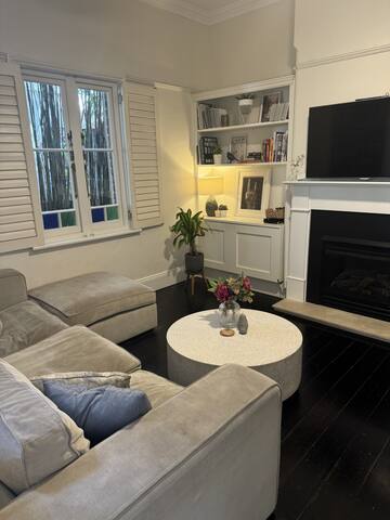 Lovely Home with City Views -100m to shops & cafes gallery image 2