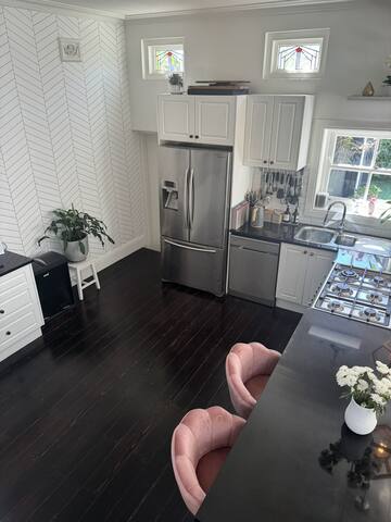 Lovely Home with City Views -100m to shops & cafes gallery image 5