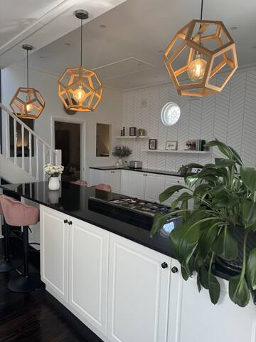 Lovely Home with City Views -100m to shops & cafes gallery image 4