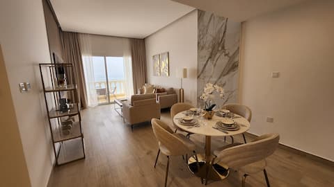 Stylish Two Bedroom Apartment Overlooking sea