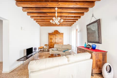 Beautiful Villa With Garden and Private Parking!