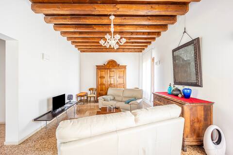 Beautiful Villa With Garden and Private Parking!