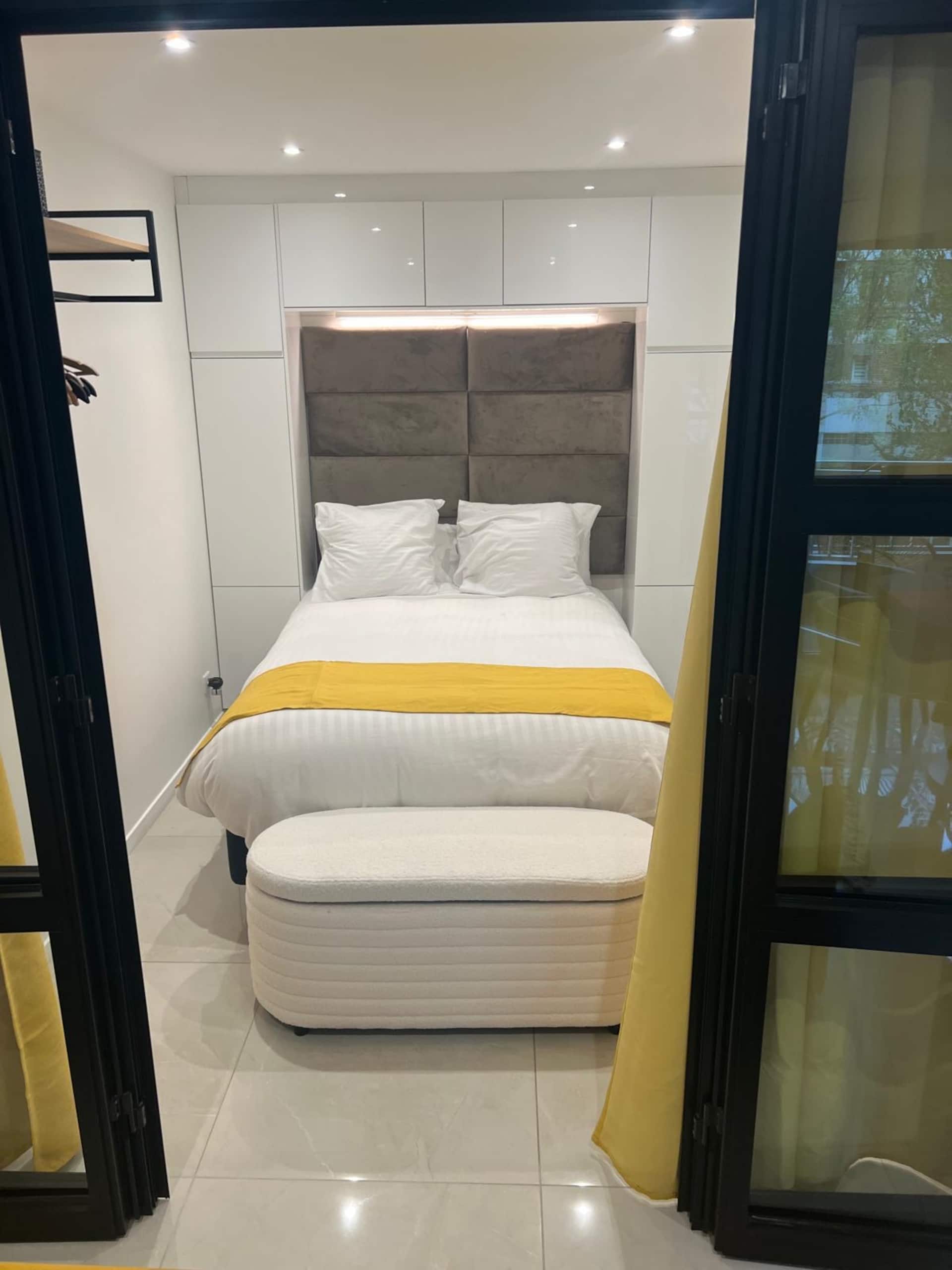 Two rooms by the Seine