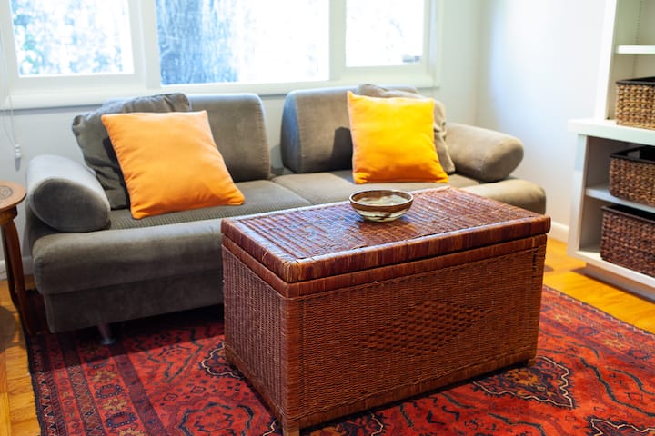 ปัจจุบันใช้เป็นห้องนั่งเล่น/สำนักงานแต่ยังมีเตียงแฝดสำหรับนอนด้วย