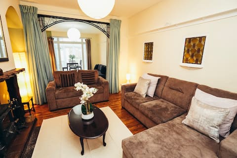 4BR Family Home Self Check In Parking | By DerBnB