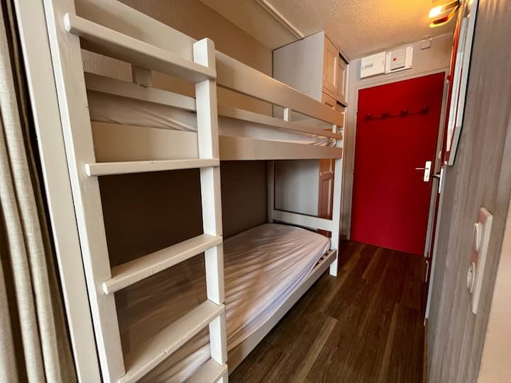 הפינה ההררית. המיטה העליונה מיועדת לילדים מגיל 6. 