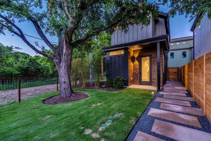New Modern home – East ATX Gem and 5 Mins to DT