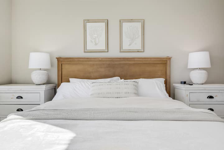 Chumba cha kulala cha kifalme chenye mwonekano, televisheni mahiri na mapazia ya kuzima wakati unahitaji kulala