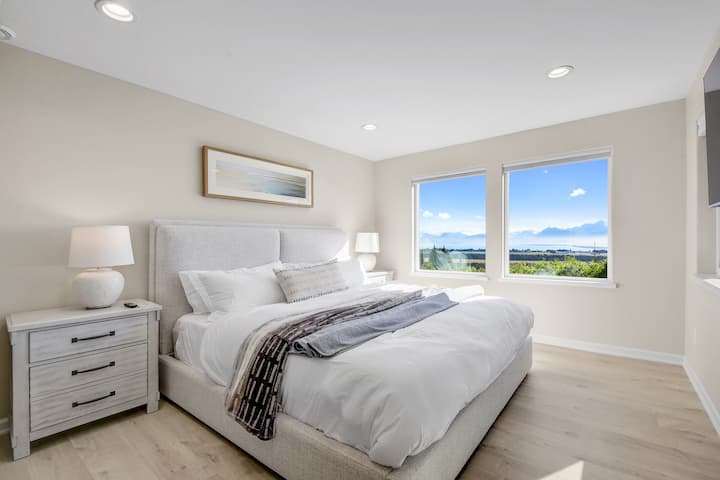 Chumba cha kulala cha kifalme chenye mwonekano, televisheni mahiri na mapazia ya kuzima wakati unahitaji kulala